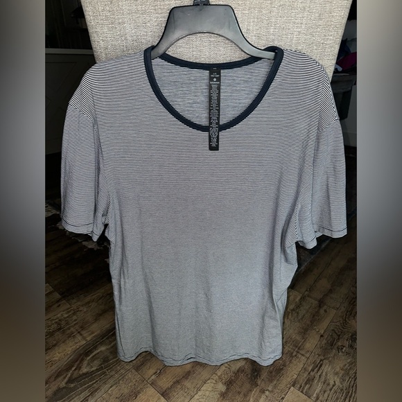 Lululemon Gym Shirt Mens Large Navy Stripe Everyday Short Sleeve Pullover Tee - Picture 1 of 7
